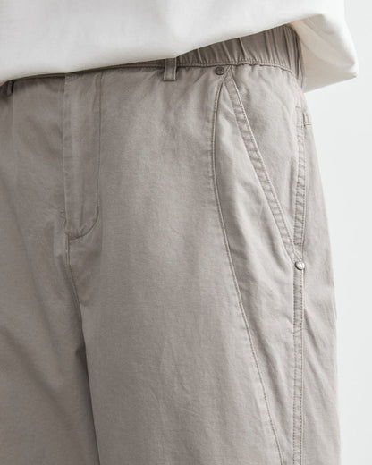 Avslappnade byxor med elastiskt midjeband och jeansliknande look