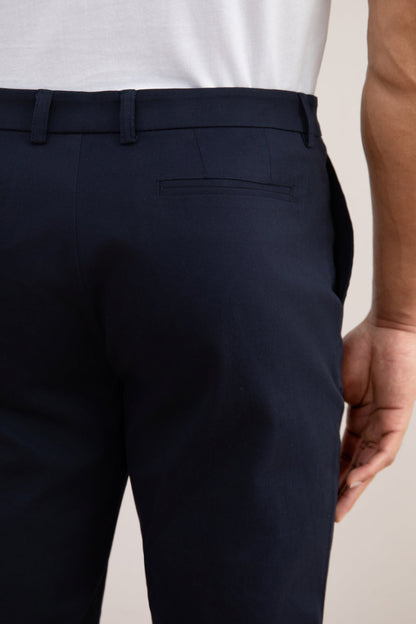 Marinblå chino med rak passform
