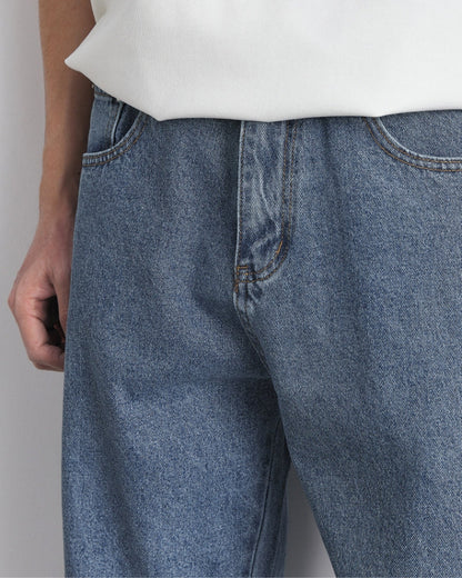 Tvättade indigofärgade klassiska raka denimjeans