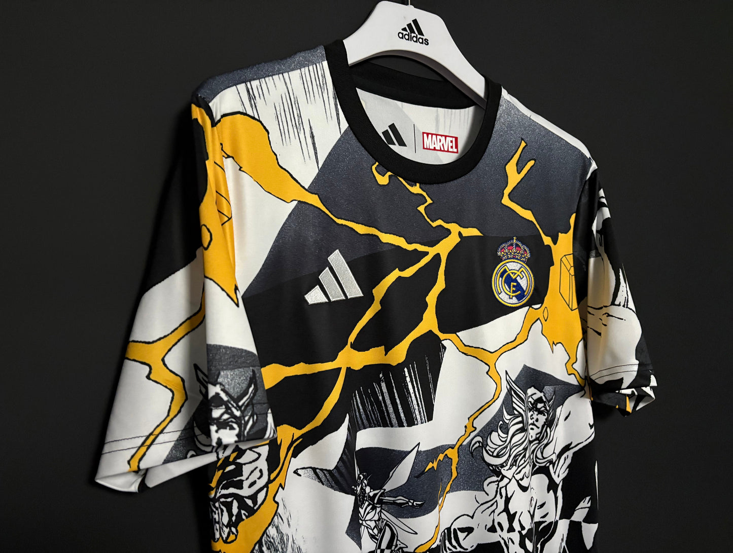 Real Madrids Marvel uppvärmningströja