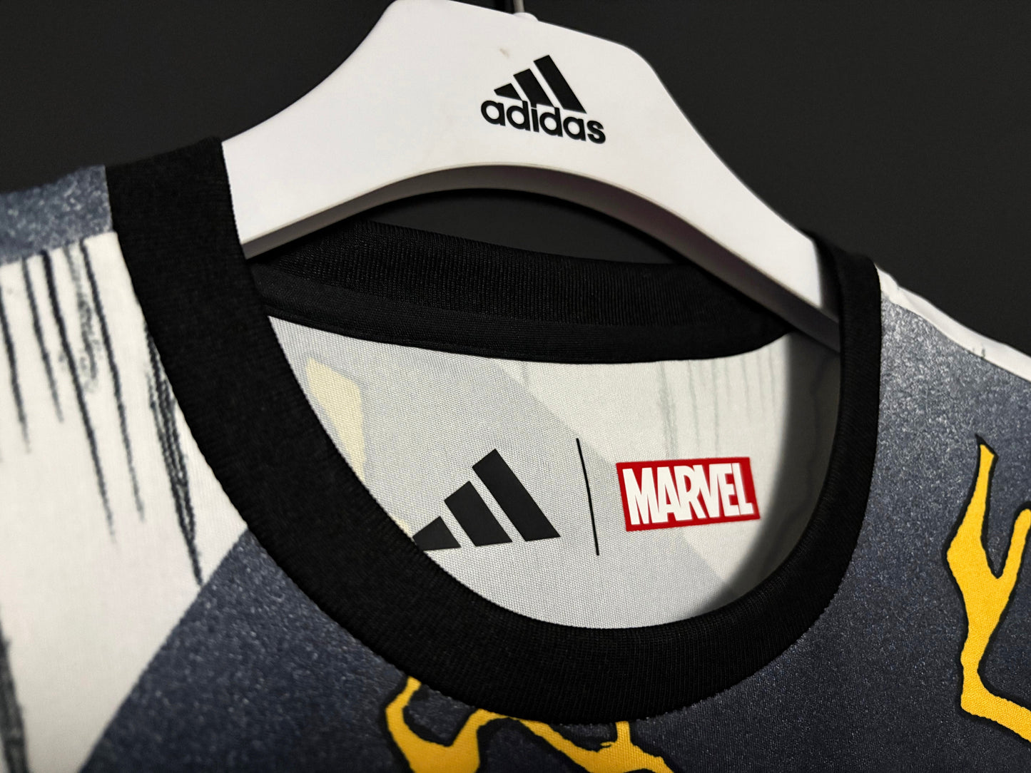 Real Madrids Marvel uppvärmningströja
